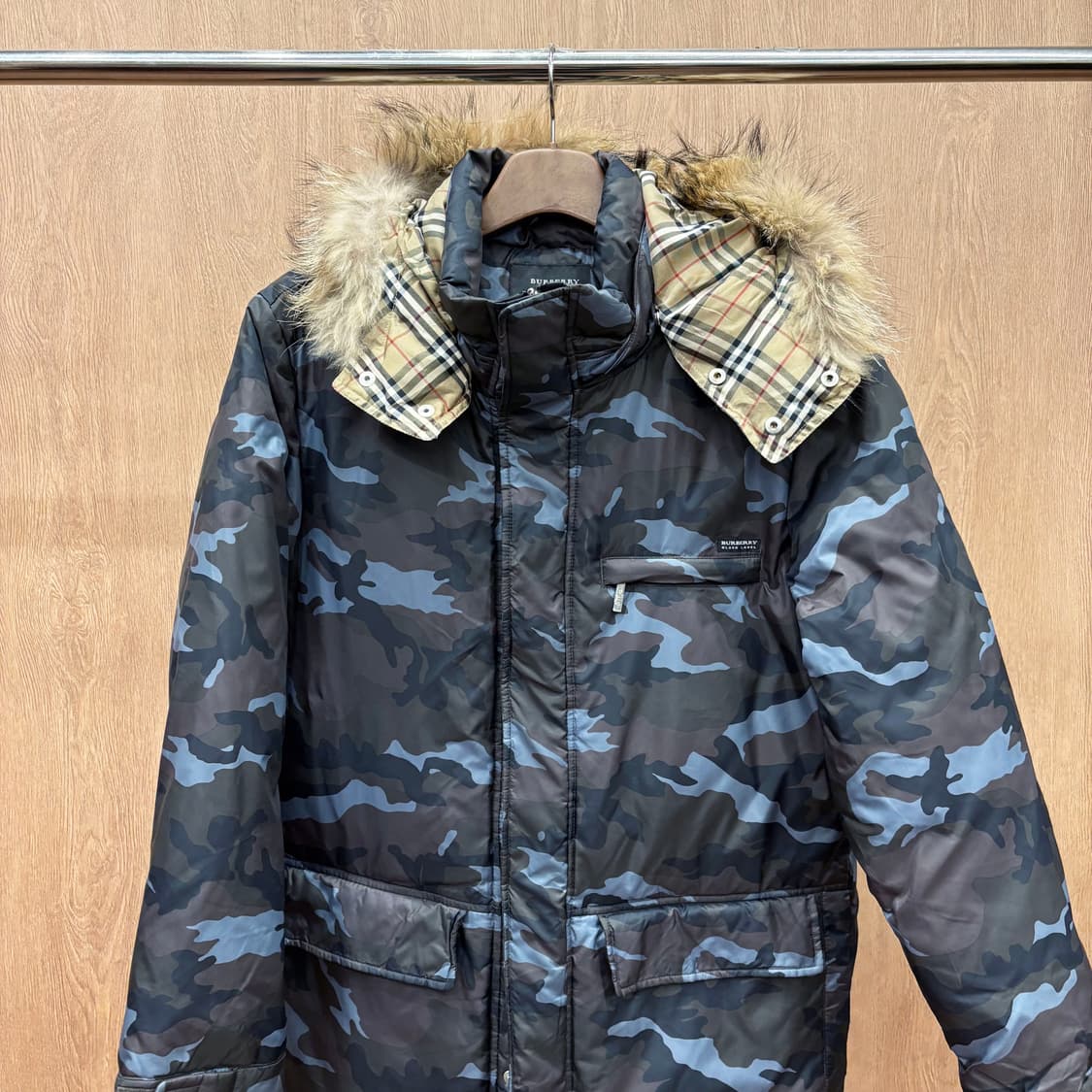버버리 블랙 라벨 하이넥 패딩 퍼 후드 카모플라주 패턴 디테일 블루 상품이미지4