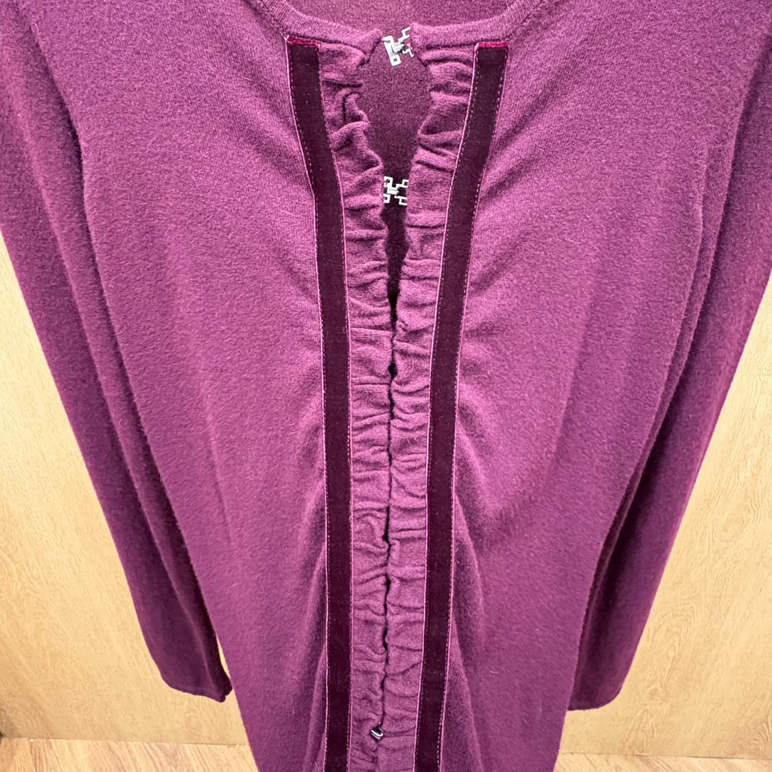 휴고 보스 니트 가디건 러플 벨벳 트리밍 클래식 훅 버클 디테일 버건디 상품이미지6