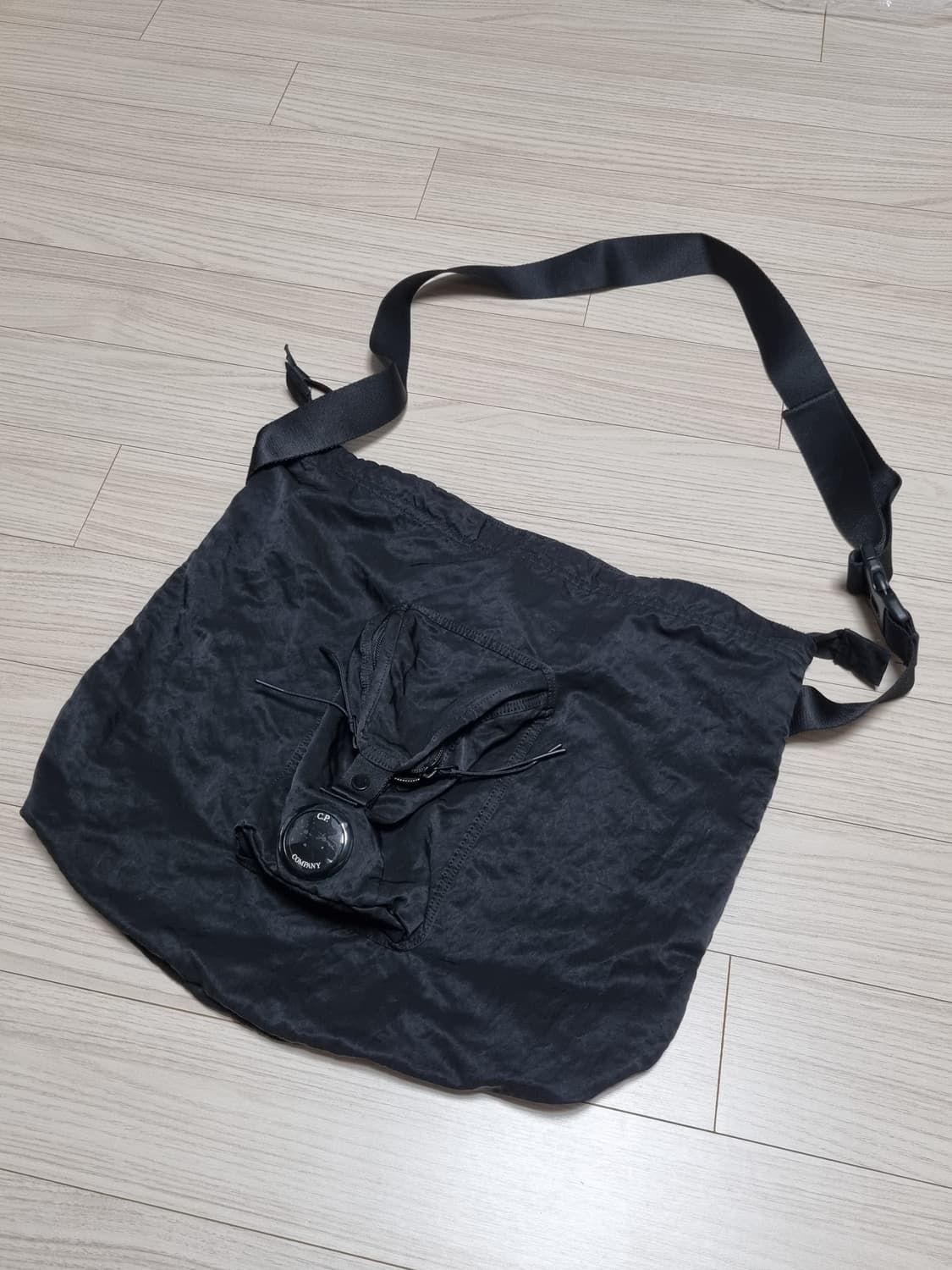 cp컴퍼니 렌즈 크로스백 상품이미지1