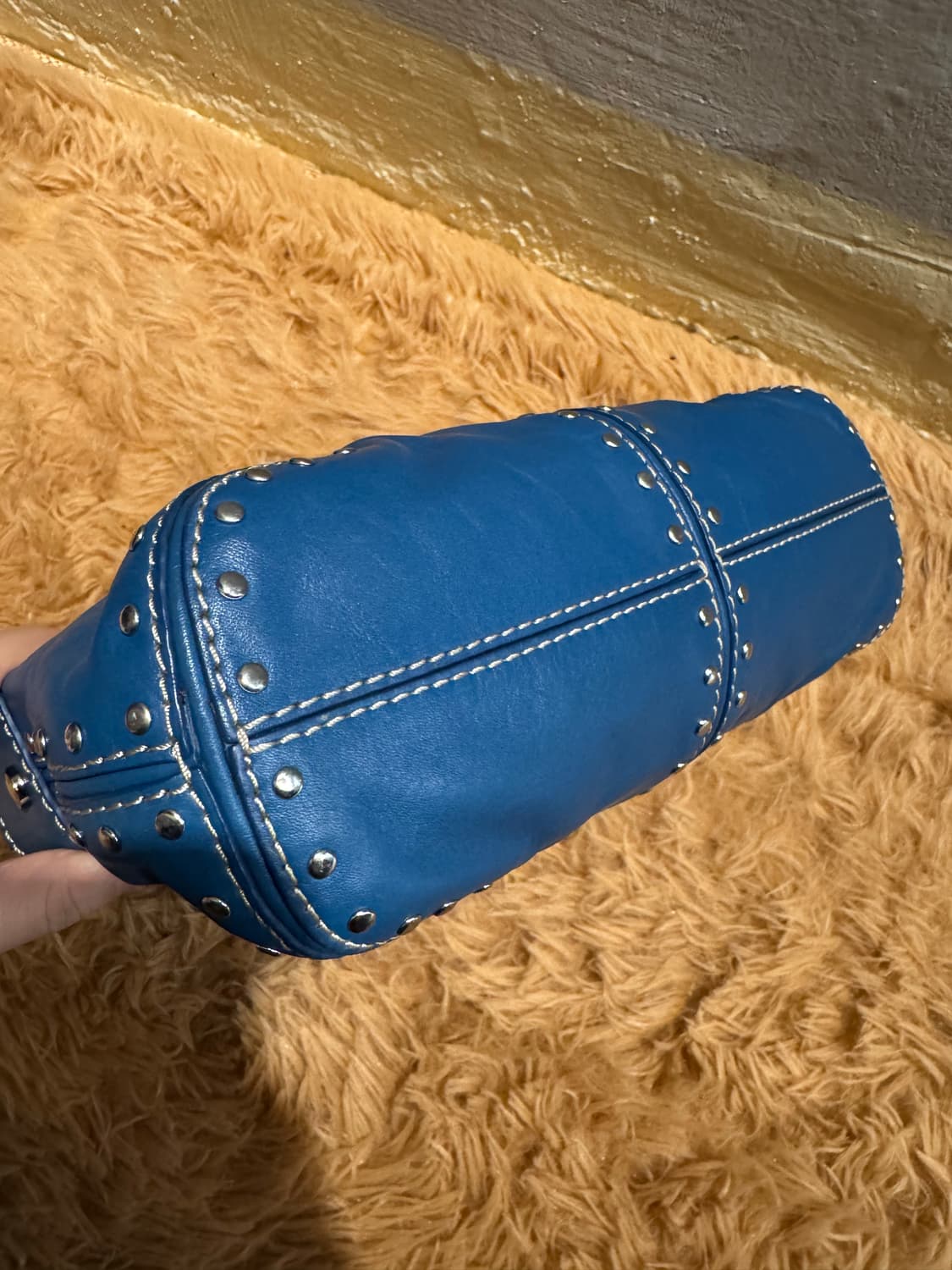 마이클코어스 아스터 스터드 숄더백 블루 상품이미지3