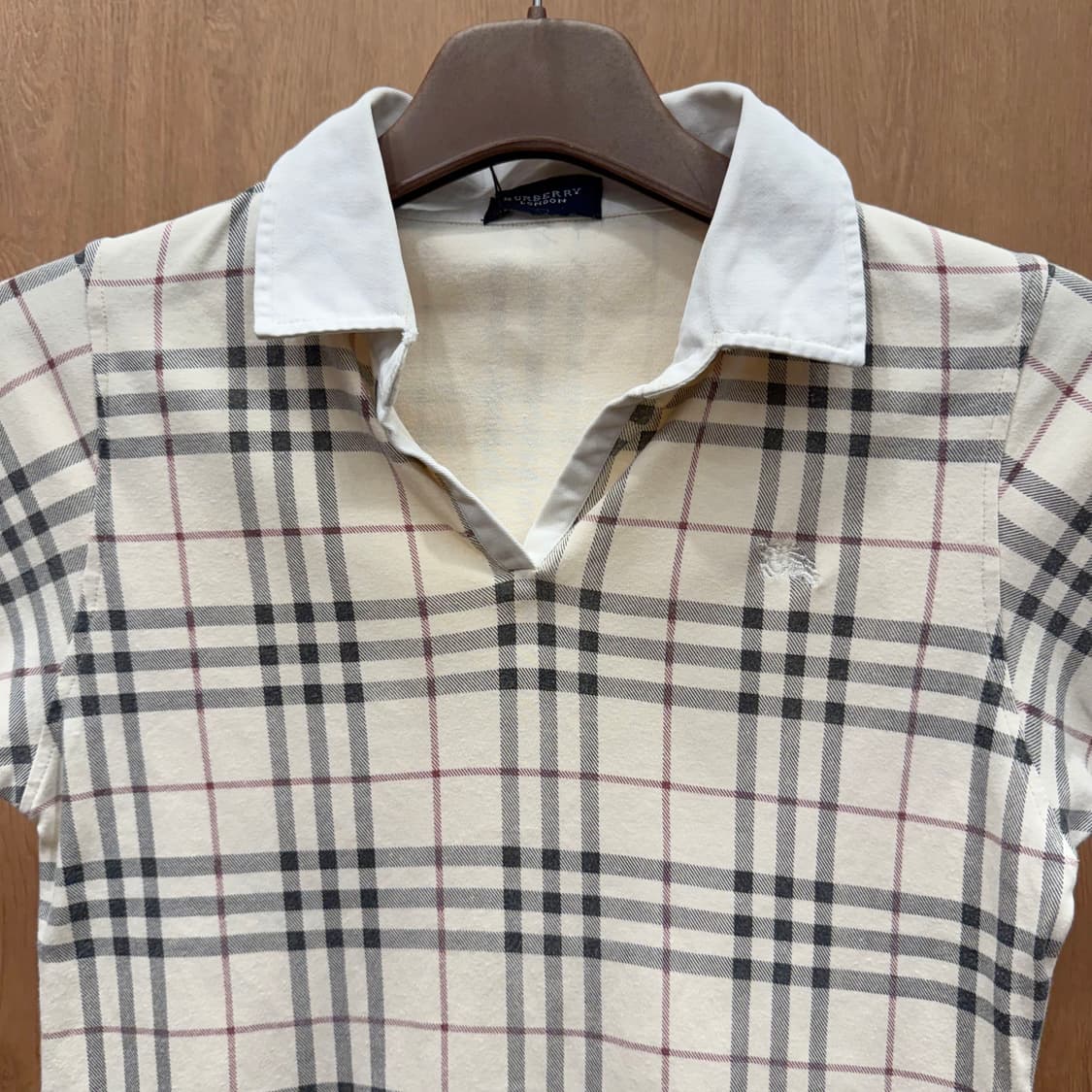 버버리 런던 노바체크 패턴 반팔 카라 티셔츠 기사 자수 베이지 상품이미지4
