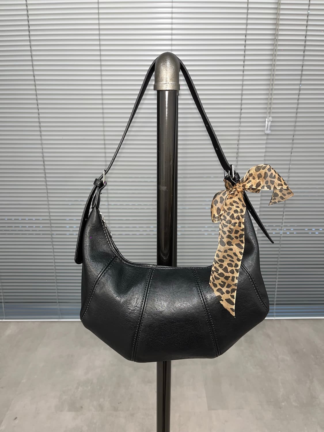 Classic Leather Black Shoulder Bag 상품이미지3