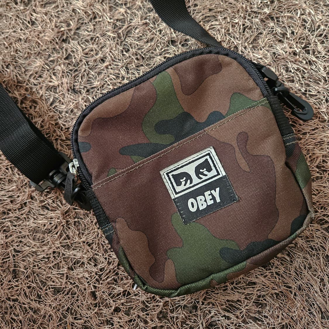 오베이(OBEY) 카모플라쥬 드롭 아웃 트레블러 크로스백 상품이미지3