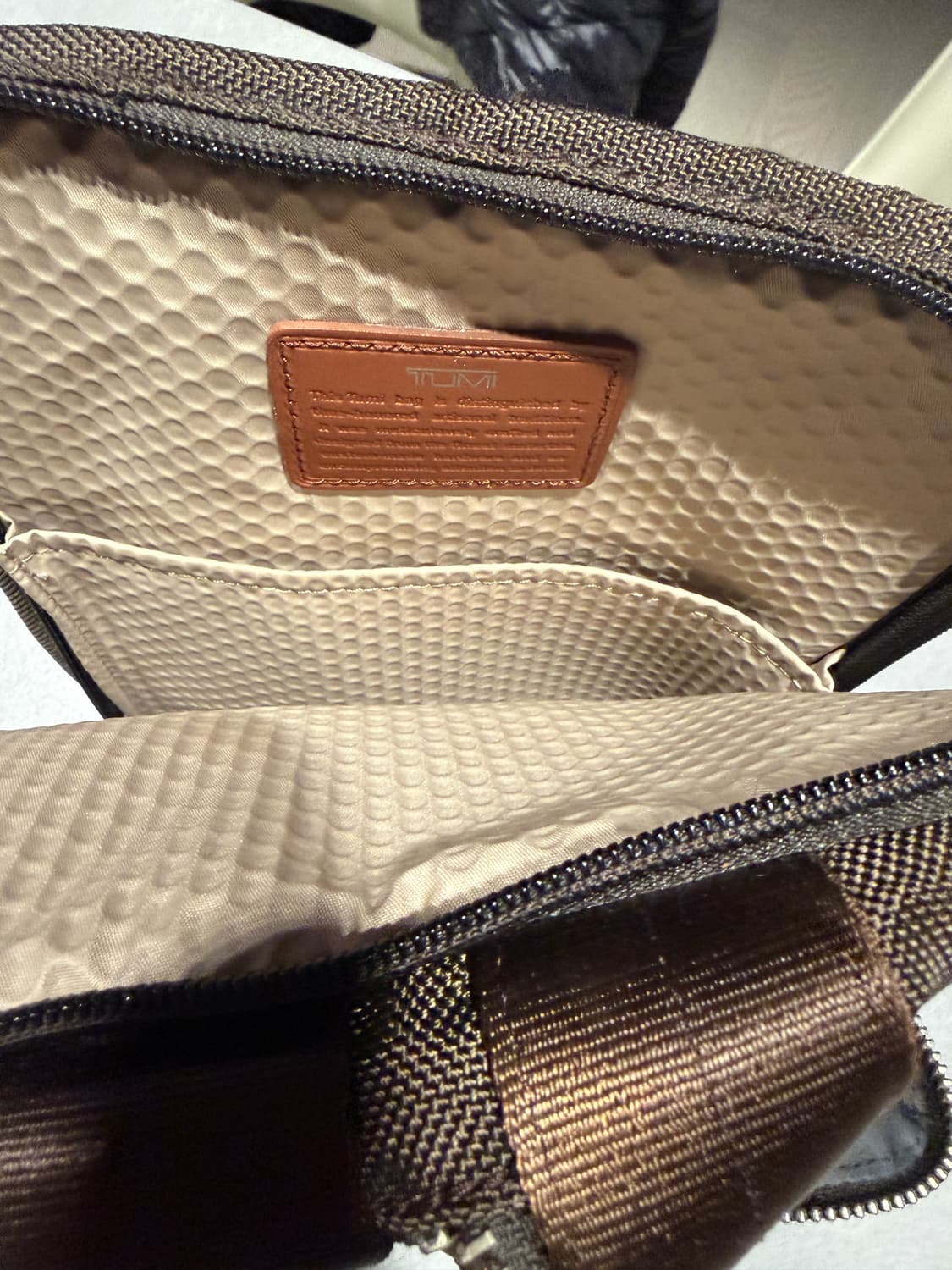 투미 정품 알파 브라보 슬링백 브라운 상품이미지4