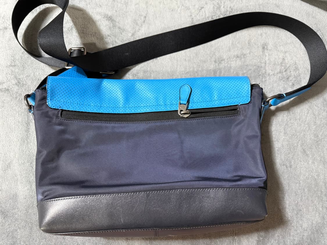 코치 설리반 퍼포레이티드 레더 메신저백 (네이비/블루) 상품이미지2