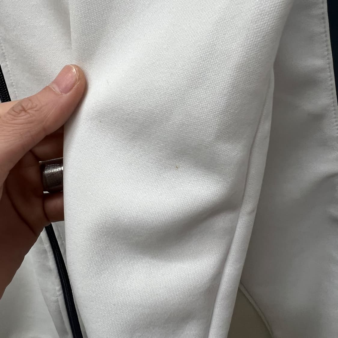 엄브로 화이트 컬러 백로고 트레이닝 져지 100 상품이미지6