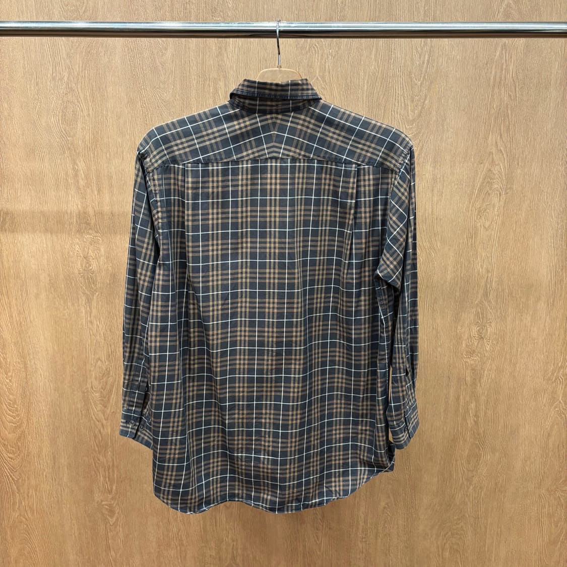 버버리 런던 코튼 긴팔 체크 셔츠 원 포켓 디테일 레귤러핏 브라운 상품이미지3