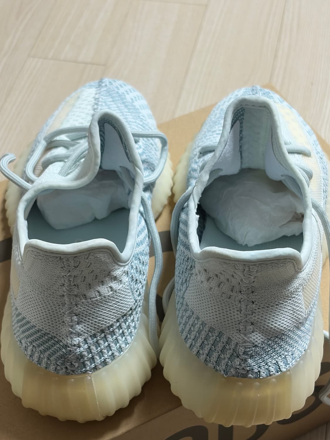 아디다스 이지 부스트 350 V2 클라우드 화이트 상품이미지4