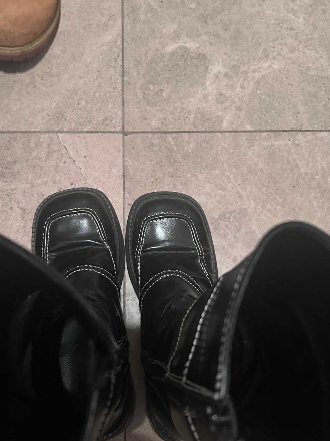 ATT 에이티티 스티치 라인 스퀘어 부츠 블랙 엔믹스 스테이씨 착용 상품이미지6