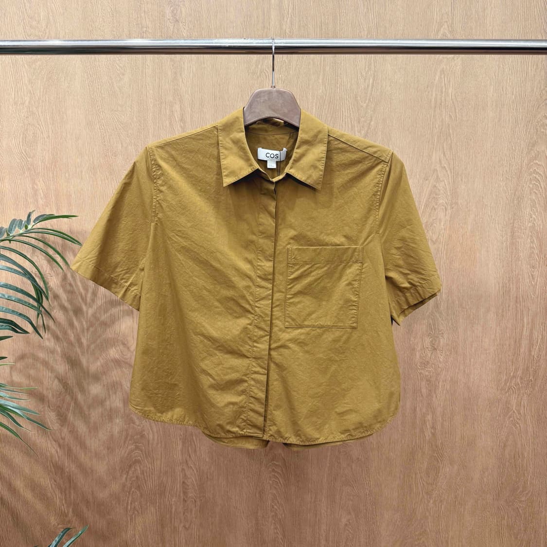 코스 미니멀 히든 버튼 반팔 셔츠 포켓 디테일 머스타드 브라운 상품이미지1