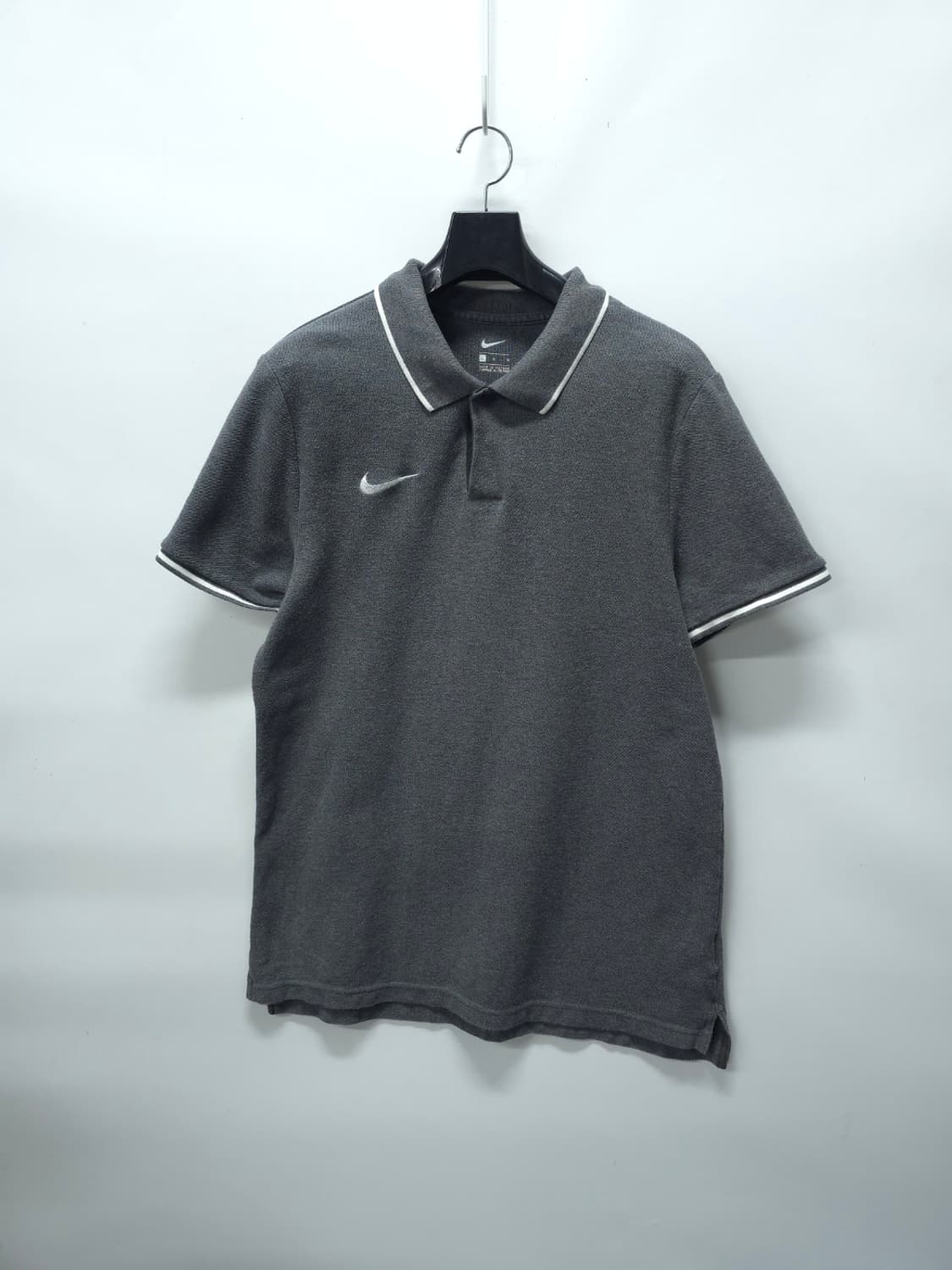 나이키 남성 라인 배색 반팔 카라티 차콜 (100) 상품이미지1