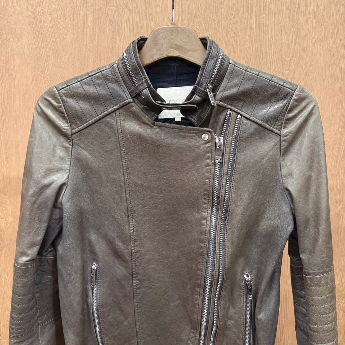 마쥬 양가죽 라이더 자켓 사선 지퍼 어깨 퀄팅 패턴 디테일 브라운 상품이미지4