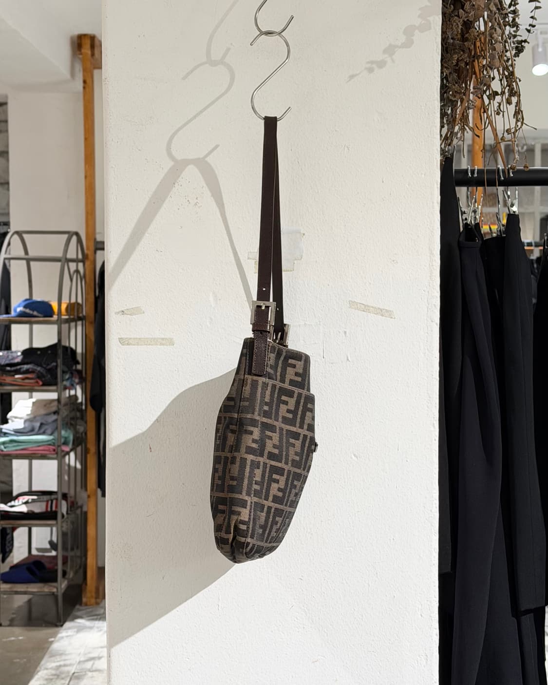 펜디 브라운 주카 캔버스 숄더백 상품이미지3