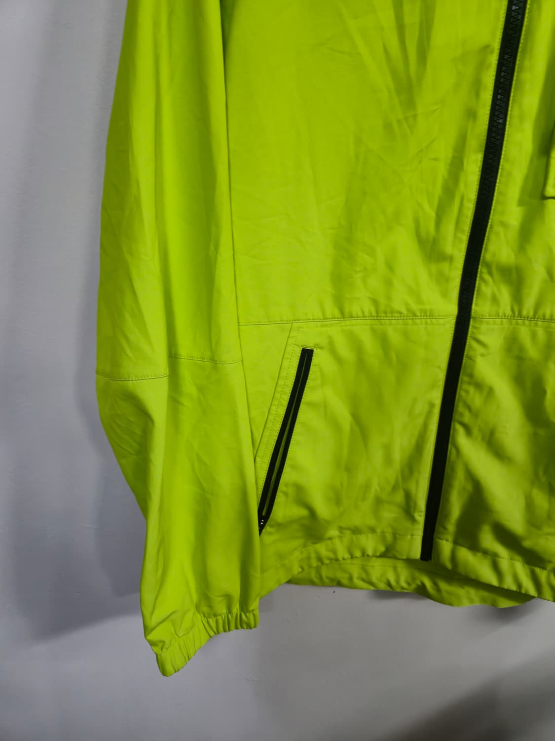 데상트 형광 바람막이 후드 자켓 상품이미지4