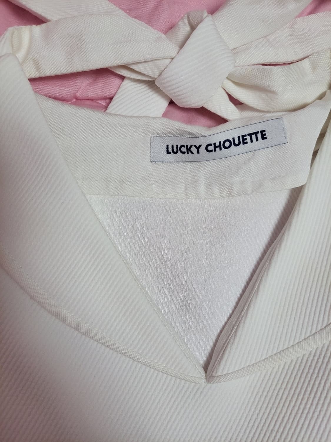 급처상태좋음!럭키슈에뜨 뒷리본 밑단 플레어 러플 블라우스 36사이즈 상품이미지3