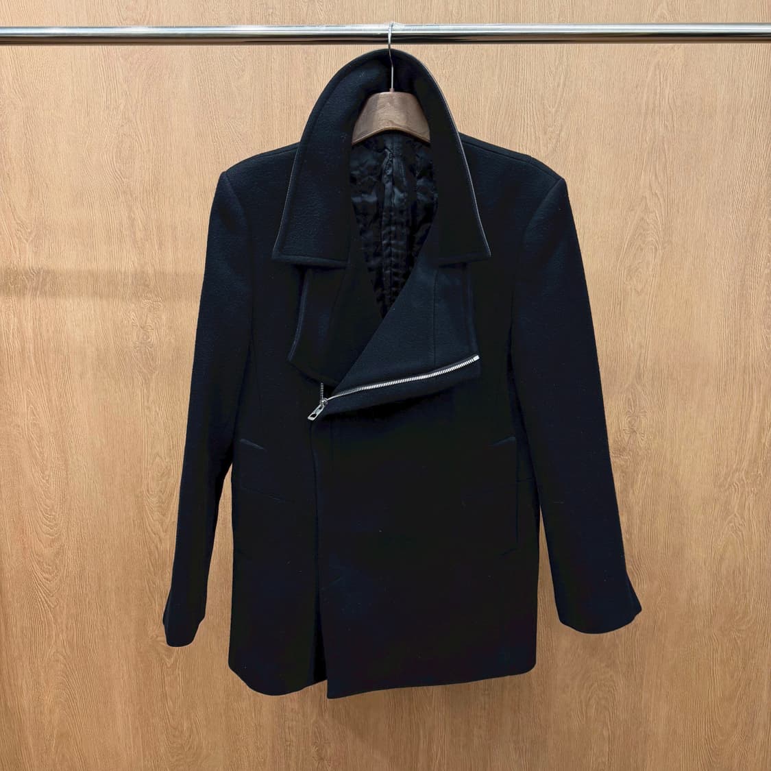 시스템 코트 와이드 라펠 언발란스 집업 소매 지퍼 디테일 레귤러핏 블랙 상품이미지2