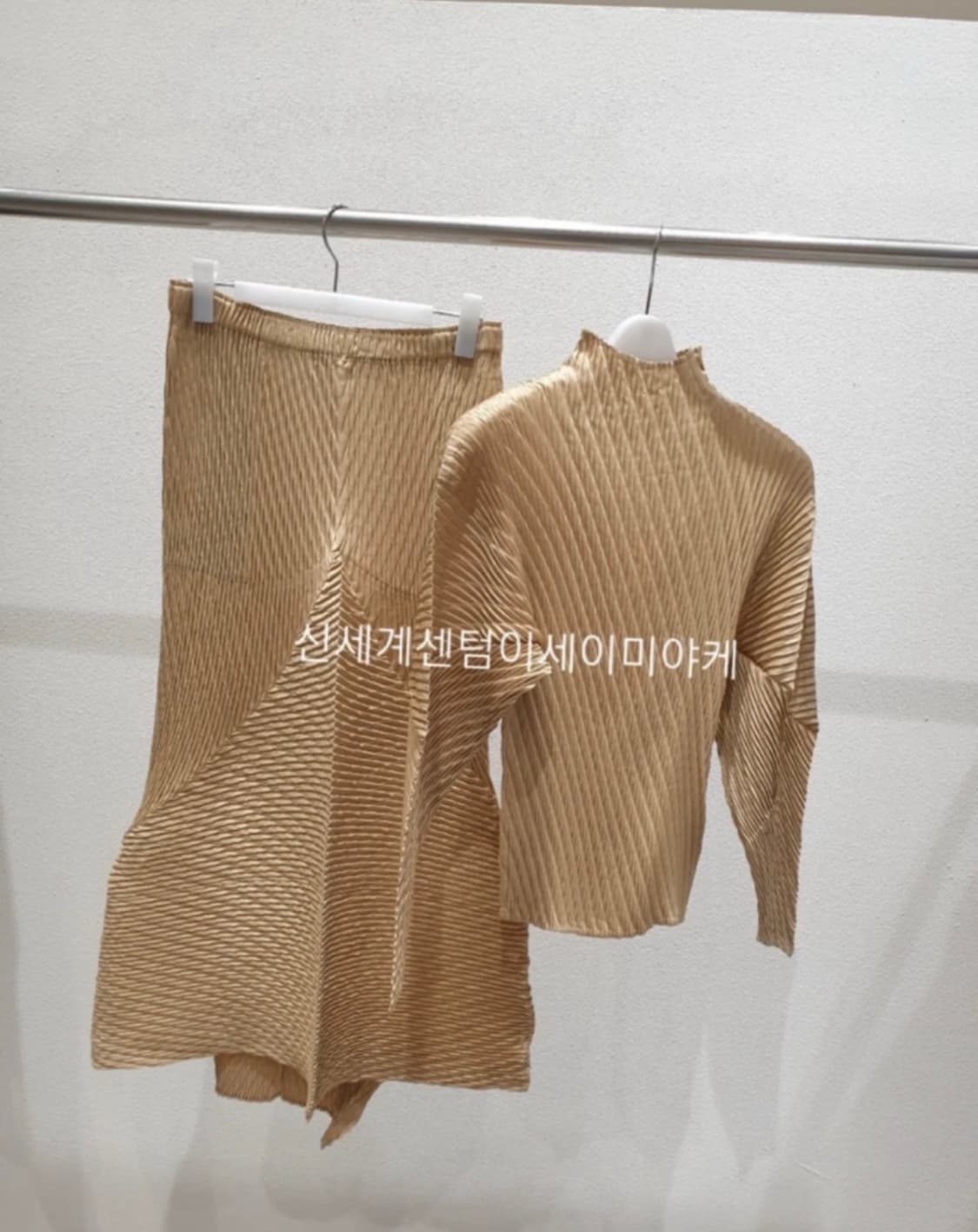 이세이미야케 랩드 스웨이드 라이크 플리츠 베이지 셋트 판매 상품이미지1