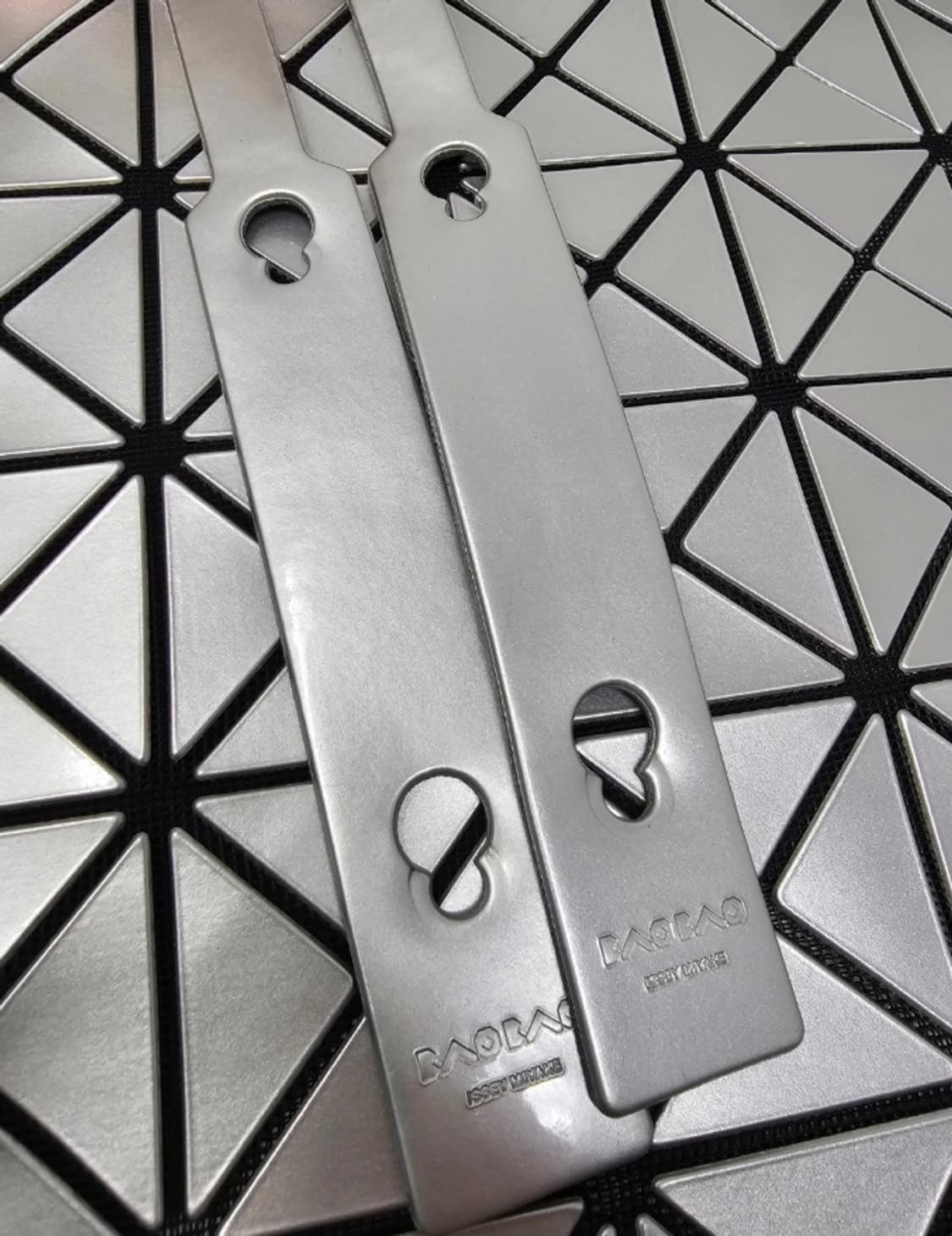 정품 바오바오 이세이미야케 루센트 실버 토트백 상품이미지8