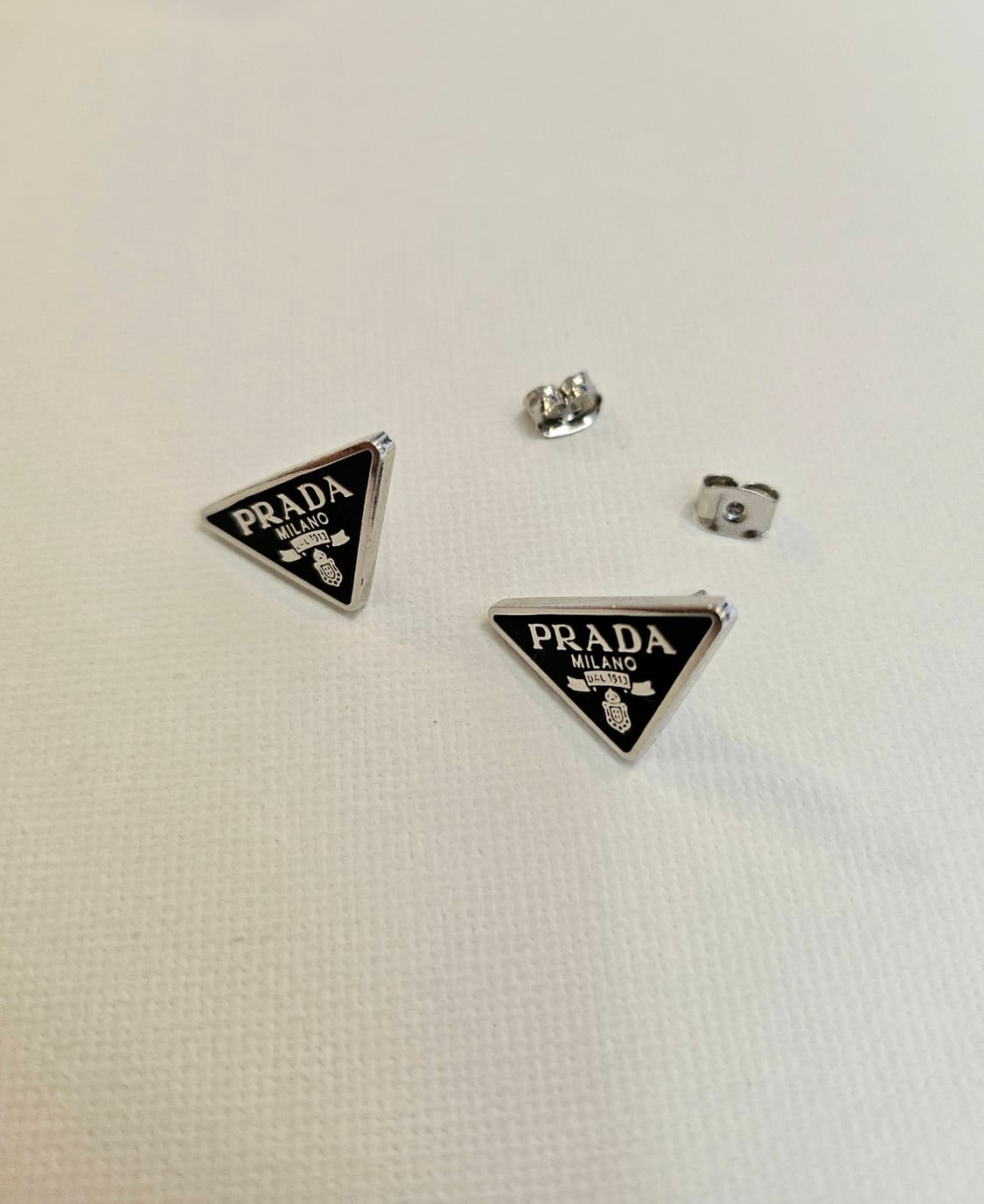 프라다 업사이클링 삼각로고 미니 귀걸이 블랙 상품이미지3