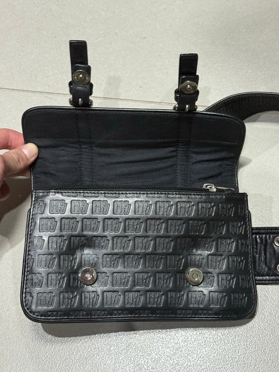 히스테릭 글래머 아카이브 벨트 결합 음각 로고 가죽 바디백 가방 상품이미지3