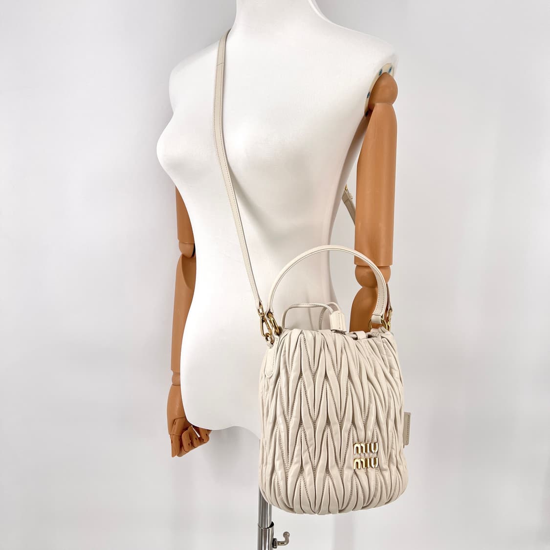미우미우 마테라쎄 나파 버킷백 아이보리 (5BE084) 상품이미지2
