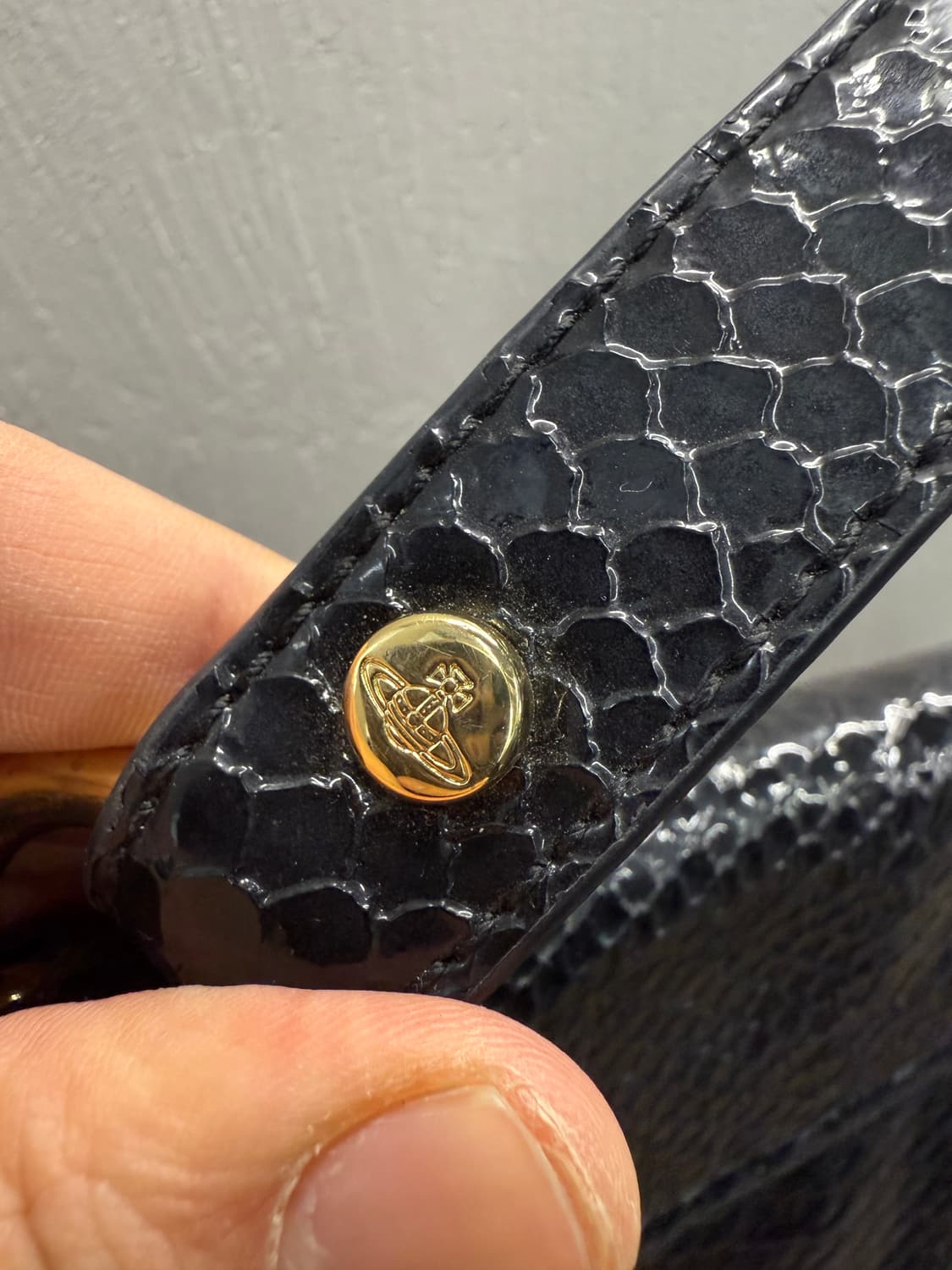 비비안웨스트우드 정품 블랙 뱀피 패턴 크로스백 상품이미지5