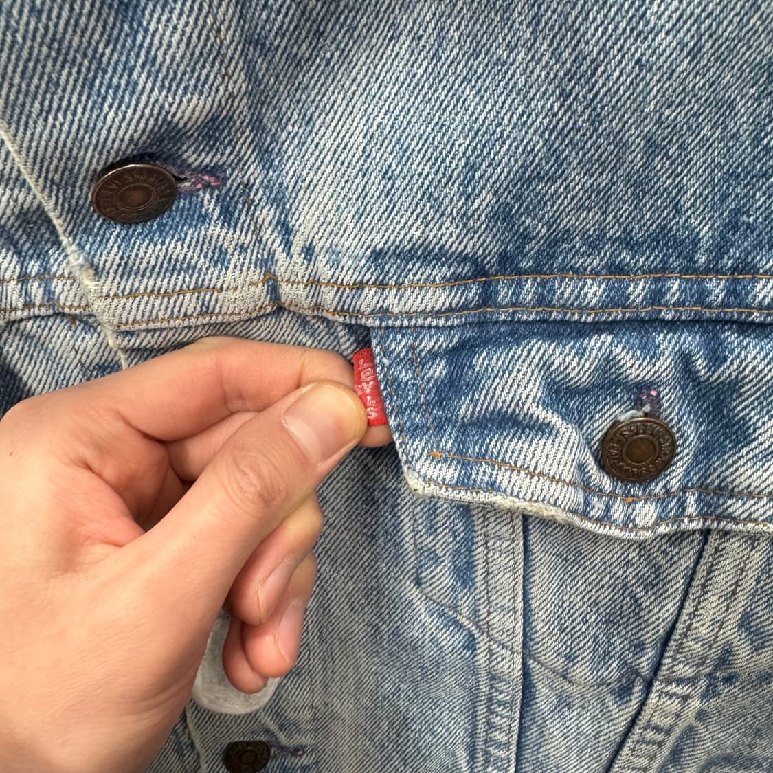 90s 리바이스 데님 트러커 자켓 전면 투포켓 디테일 연청 상품이미지5