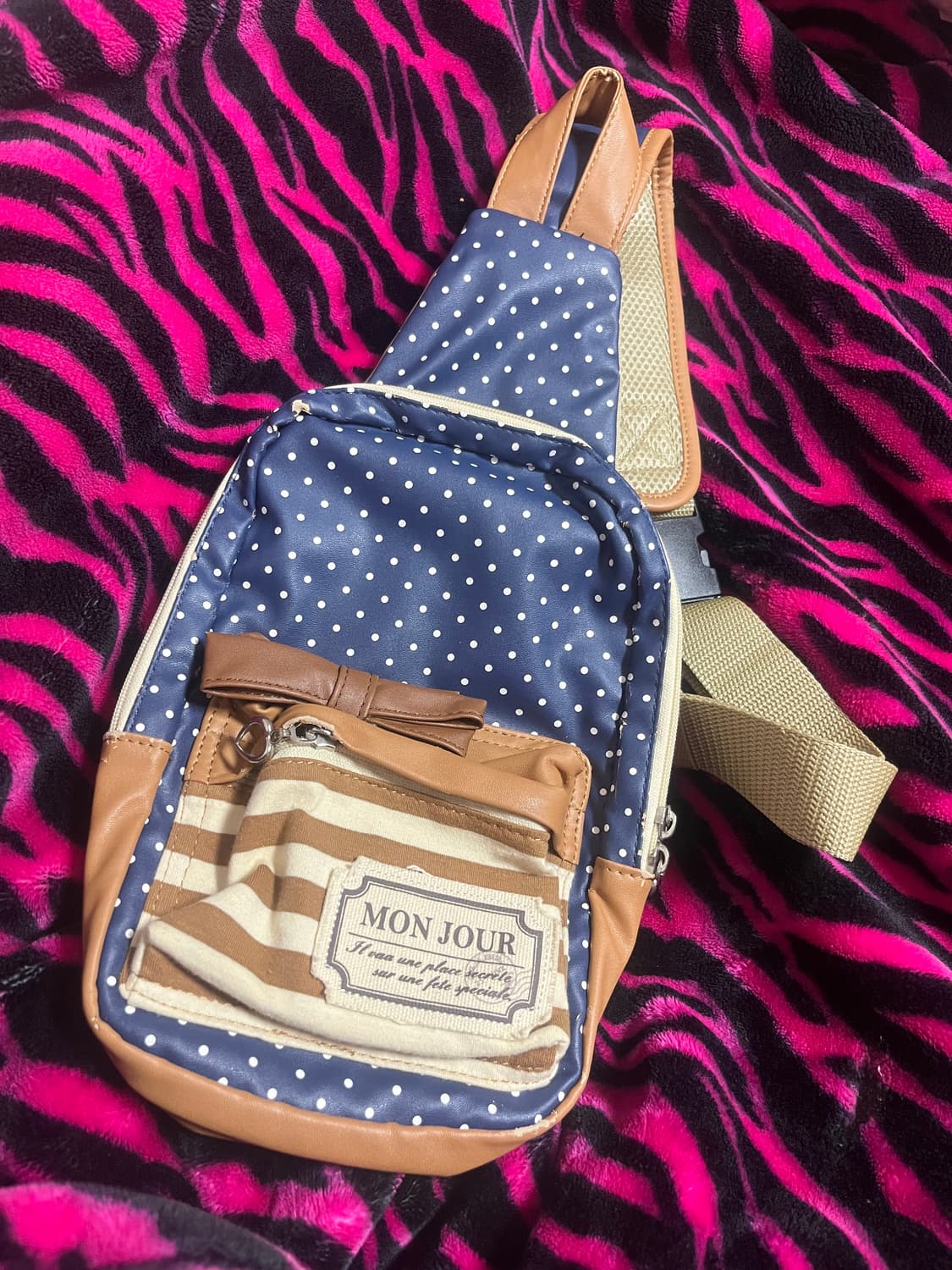 핀터가방 딸기초코 리본 크로스백 바디백 가방 라떼갸루 상품이미지1