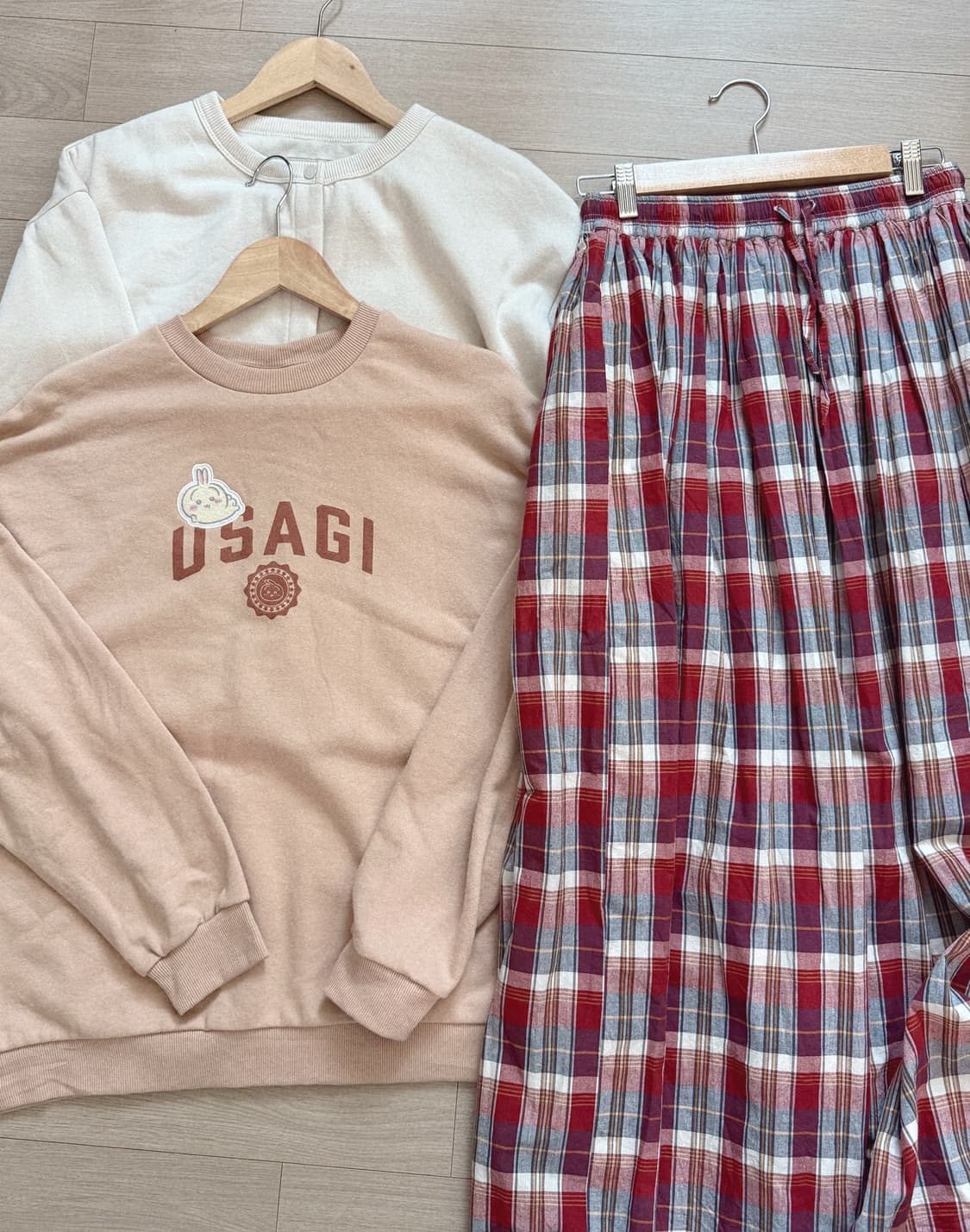 우사기 맨투맨 + 사만사모스 체크스커트 상품이미지1