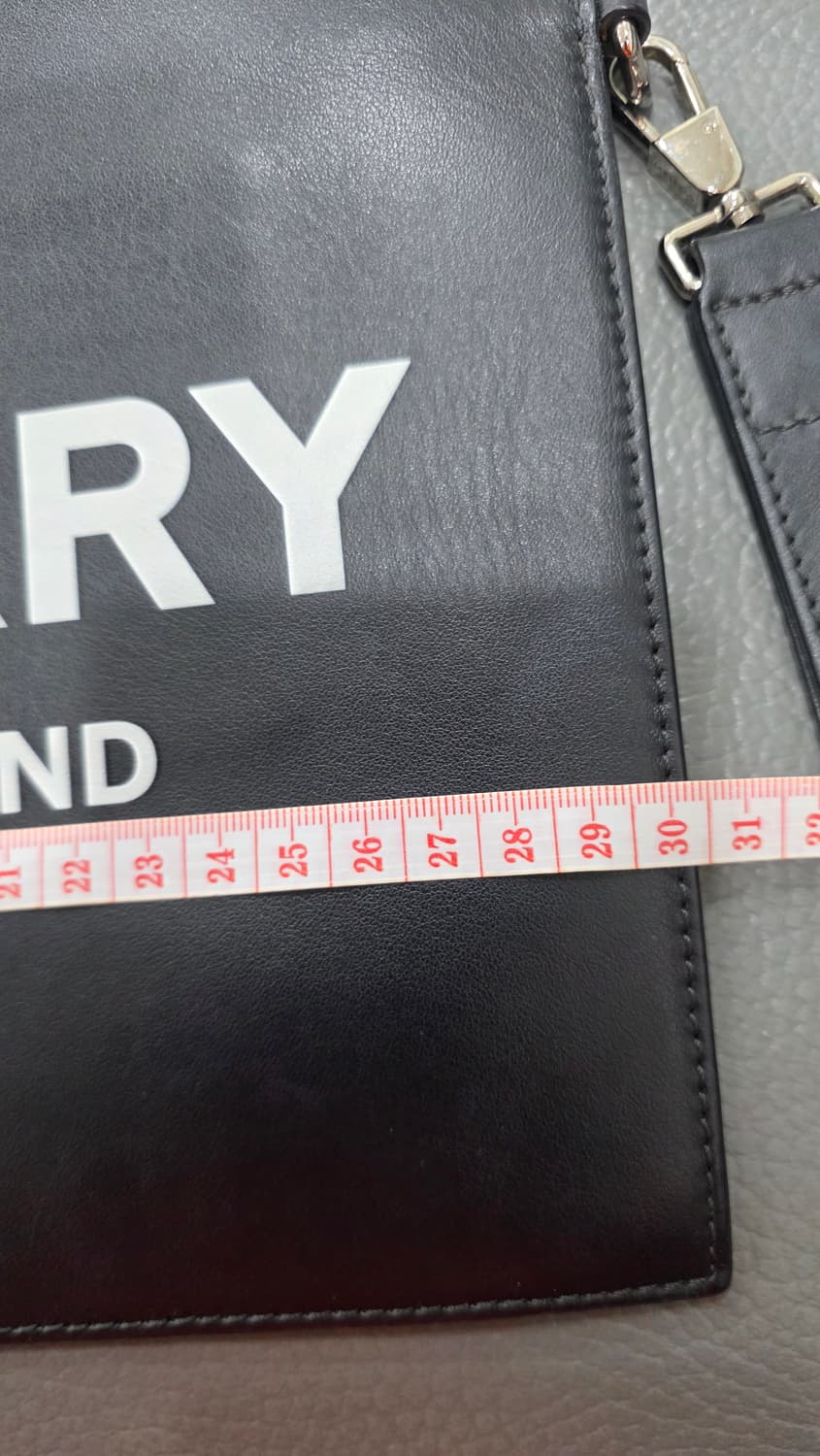 버버리 런던 잉글랜드 로고 프린트 레더 클러치 상품이미지8