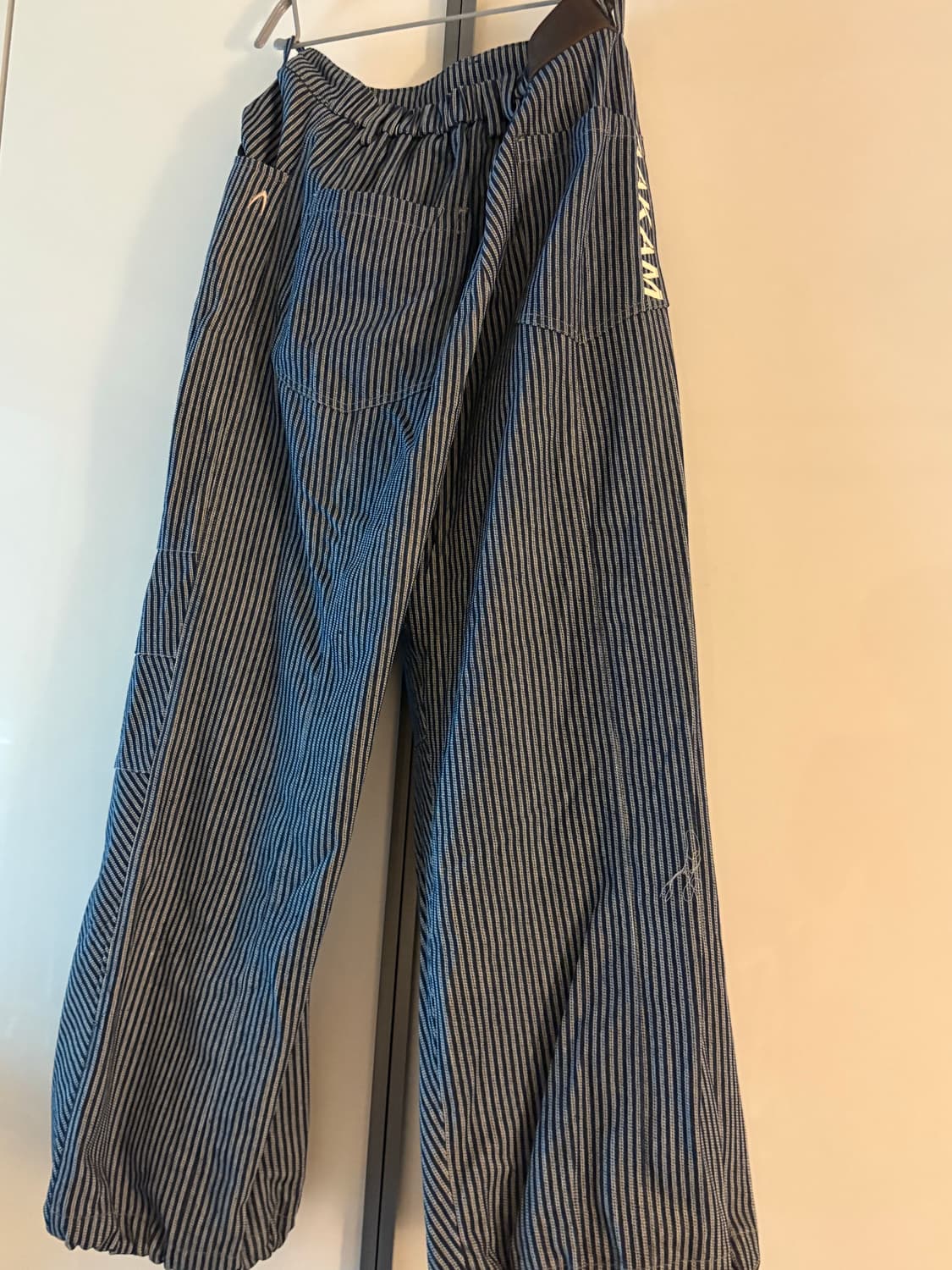 아캄 Knee Pin-tuck Stripe Denim Pants 상품이미지3