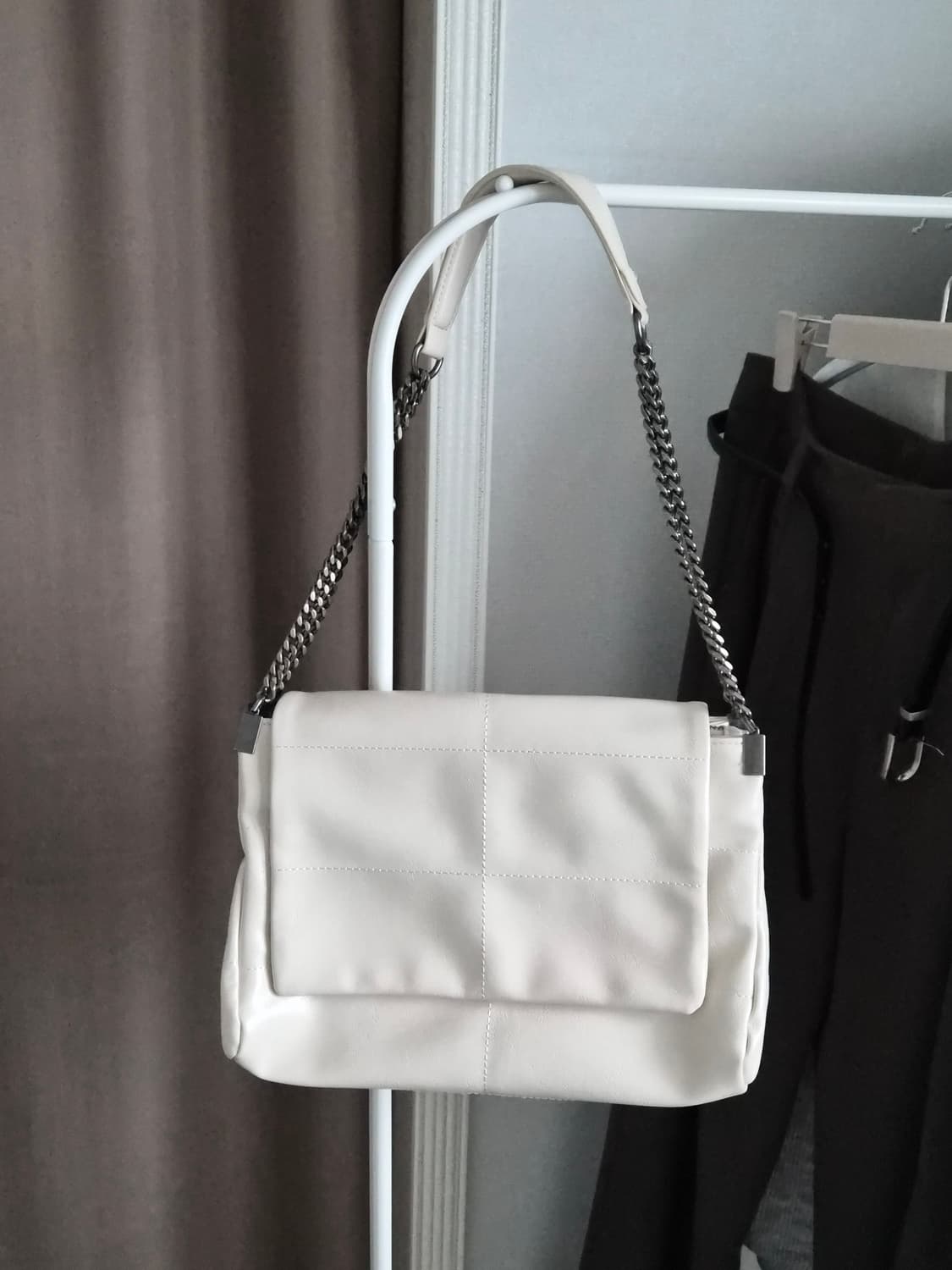 자라 락 플립 숄더백 (블랙+아이보리) 상품이미지2