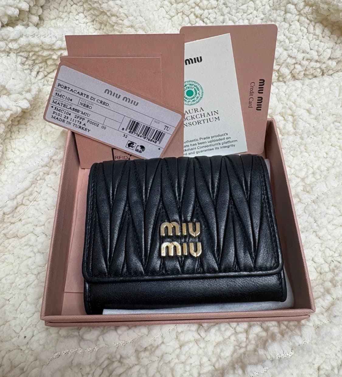정품) 미우미우 마테라쎄 반지갑 블랙 상품이미지1