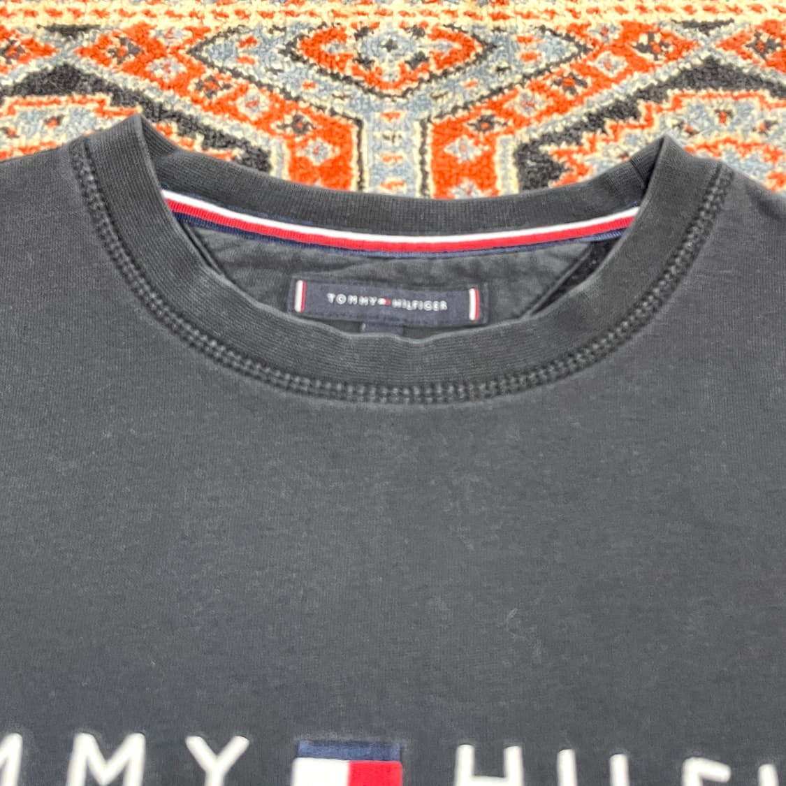 타미힐피거 스펠로고 블랙 기모 맨투맨 남성M 상품이미지4