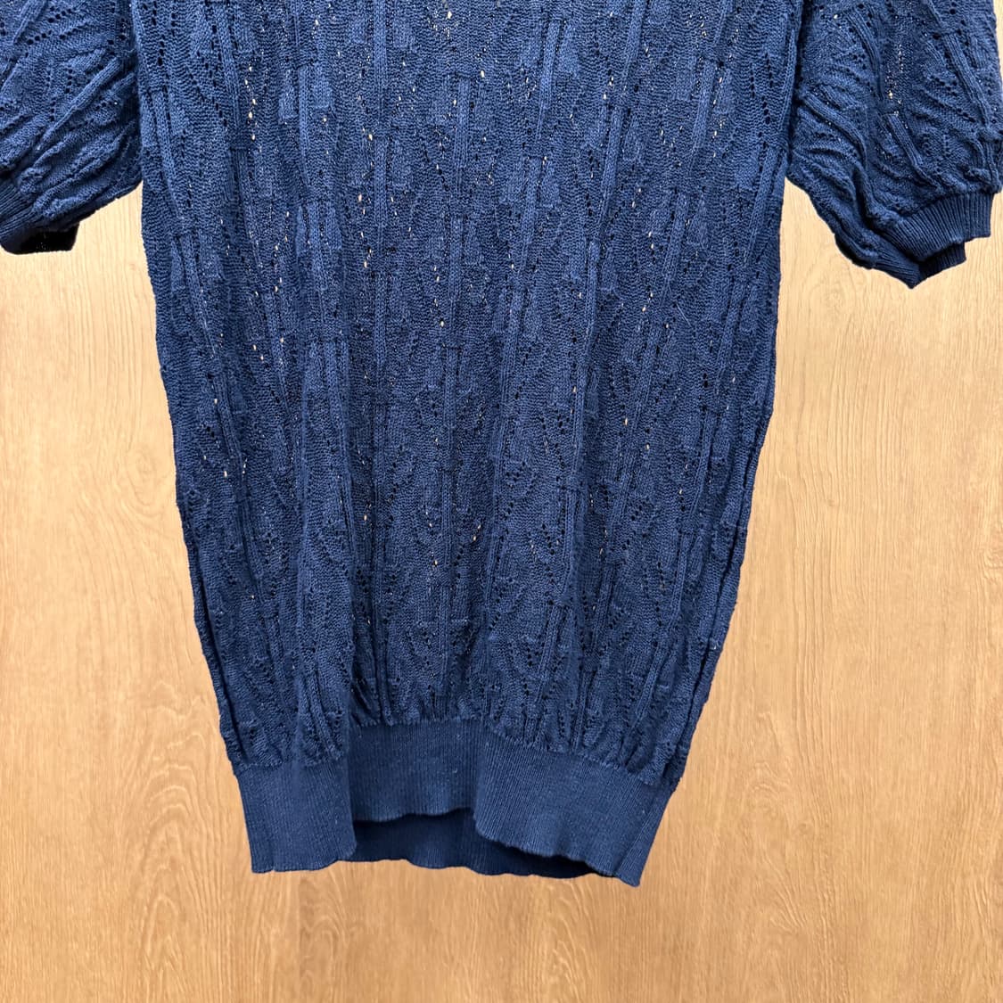 안나수이 퍼프 소매 반팔 니트 시스루 짜임 플라워 자수 디테일 네이비 상품이미지5