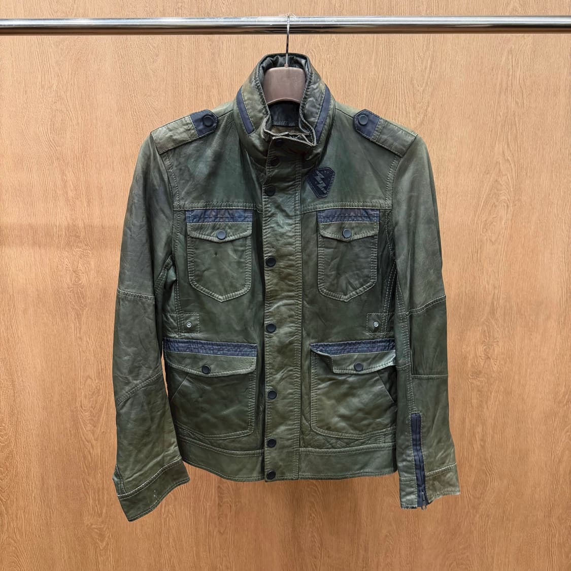 디젤 밀리터리 레더 필드 자켓 배색 에폭 장식 로고 패치 디테일 카키 상품이미지2