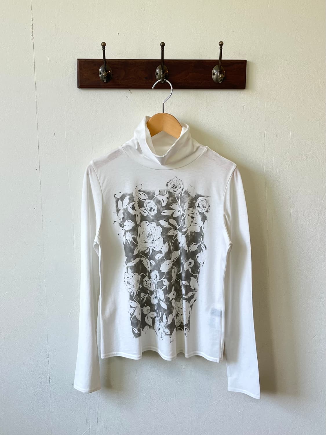 Half 로즈 프린팅 화이트 터틀넥 상품이미지1