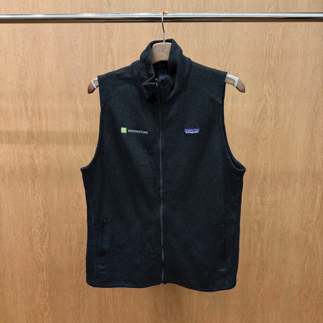 파타고니아 하이넥 플리스 베스트 집업 로고 자수 디테일 레귤러핏 블랙 상품이미지2