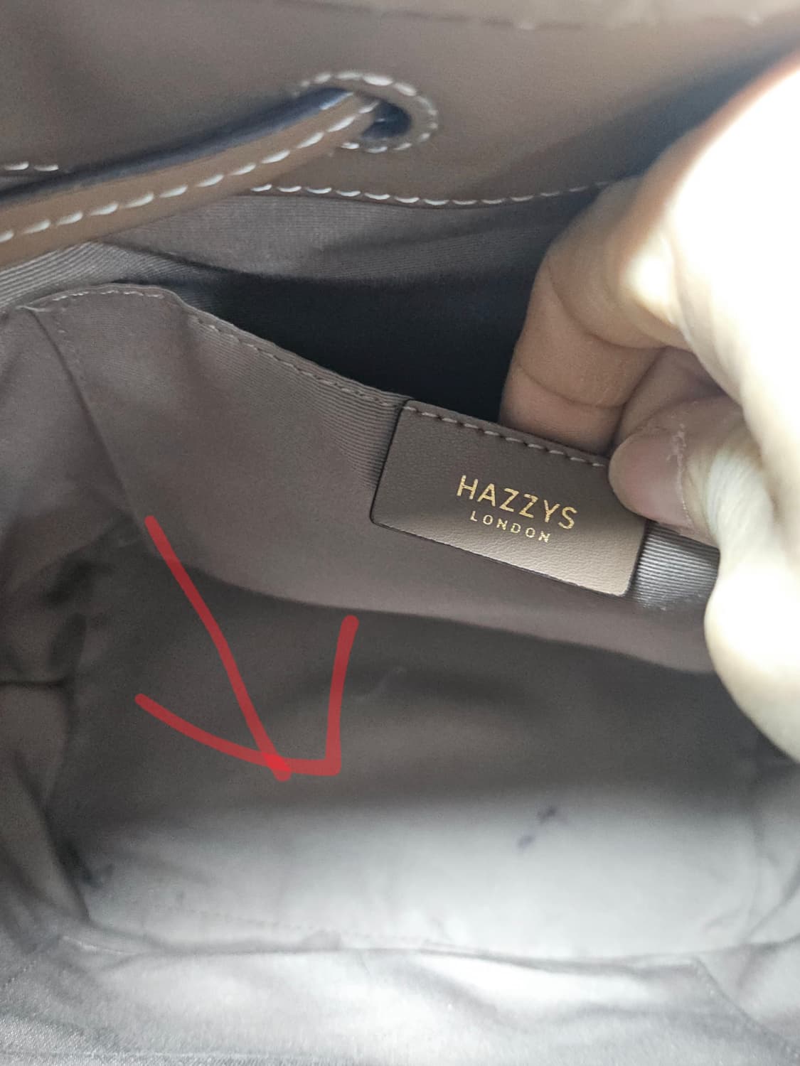 헤지스 헤리아토H 레더 패치 시그니처 패턴 버킷백21*23*13 상품이미지10