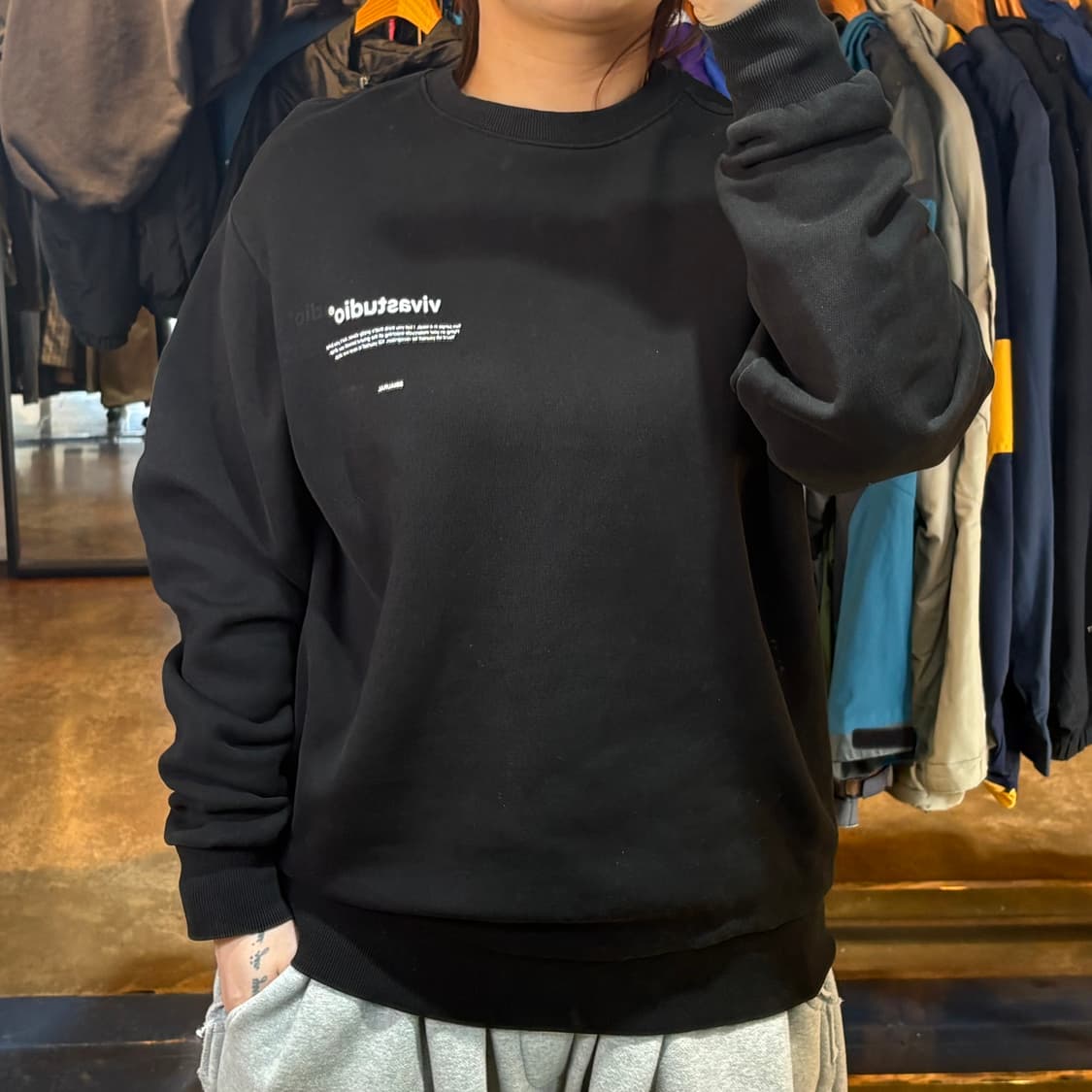 비바스튜디오 블랙 맨투맨 상품이미지1