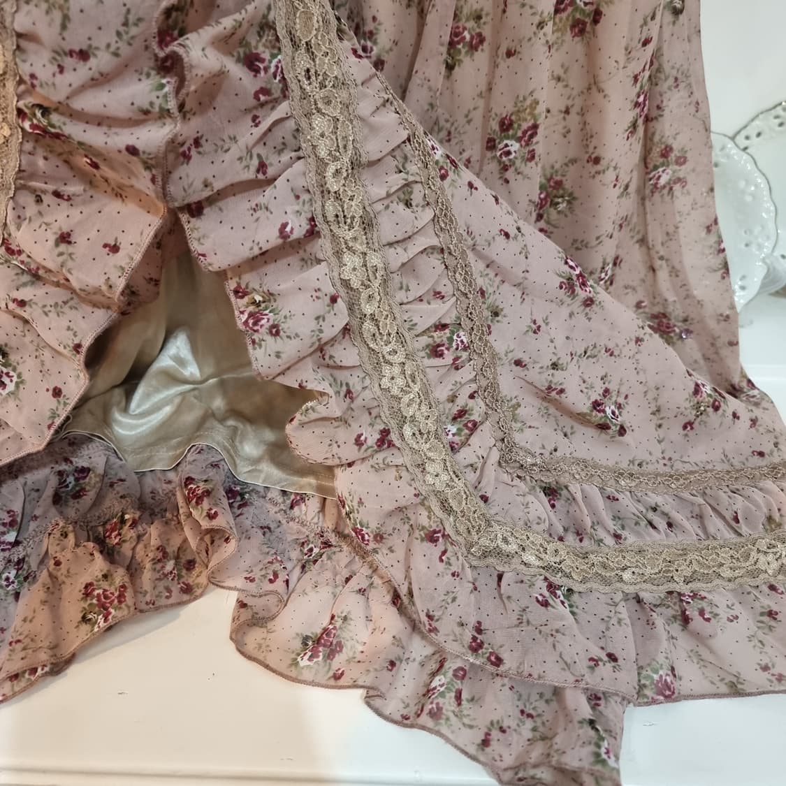 엑시즈팜(axes femme) 로즈 플라워 셔링 스모크 오프숄더 원피스 상품이미지7