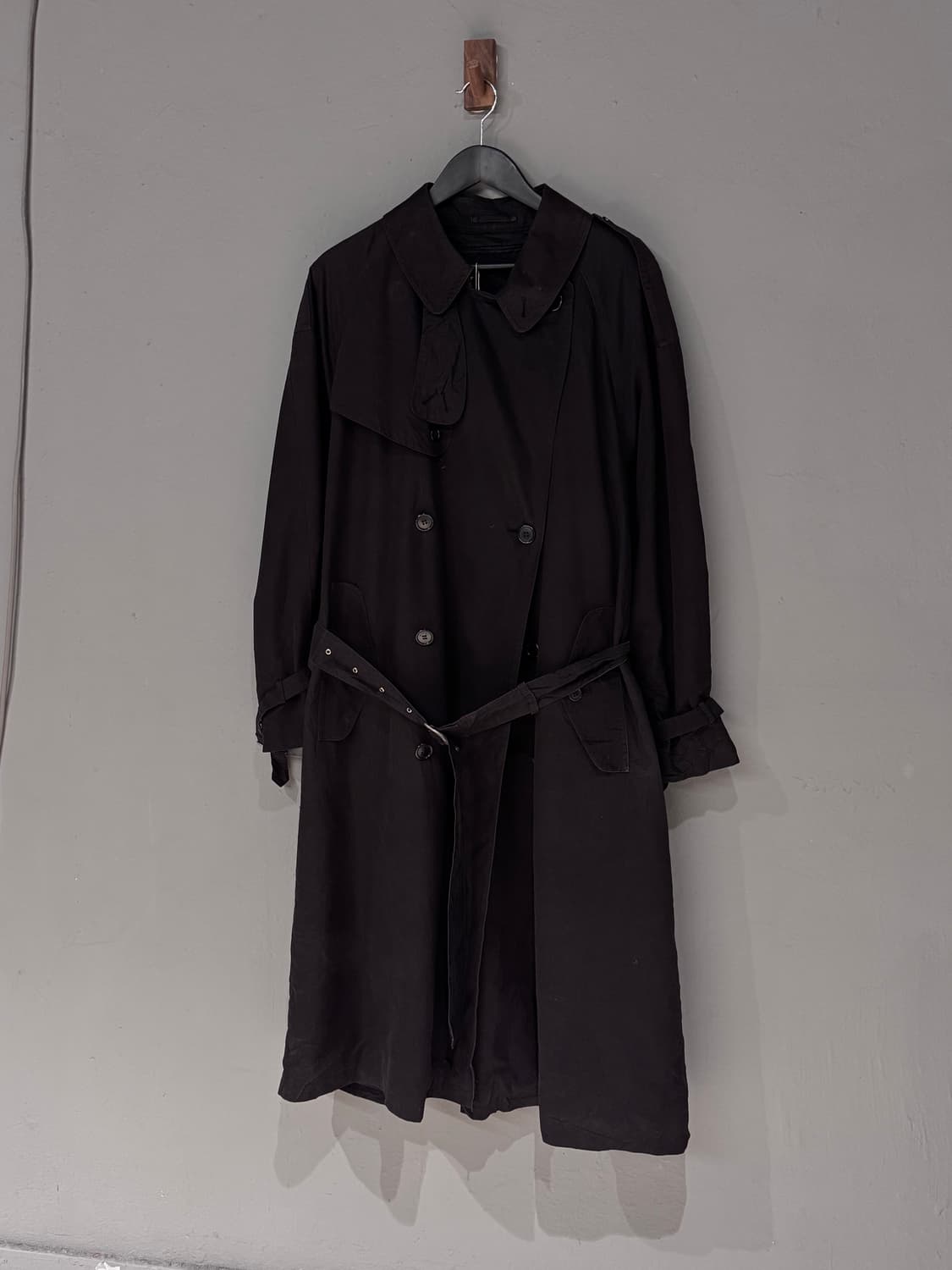 알레그리 벨티드 블랙 더블 트렌치코트 상품이미지2