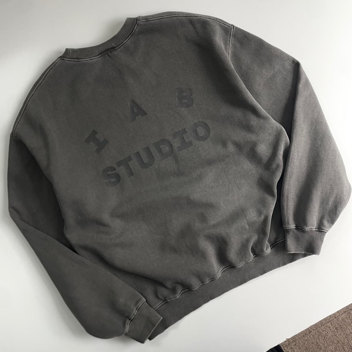 IAB Studio  아이앱 스튜디오 피그먼트 맨투맨 상품이미지1