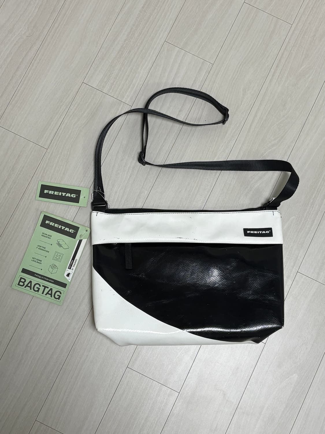 프라이탁 루 F553 LOU 블랙/화이트 상품이미지1