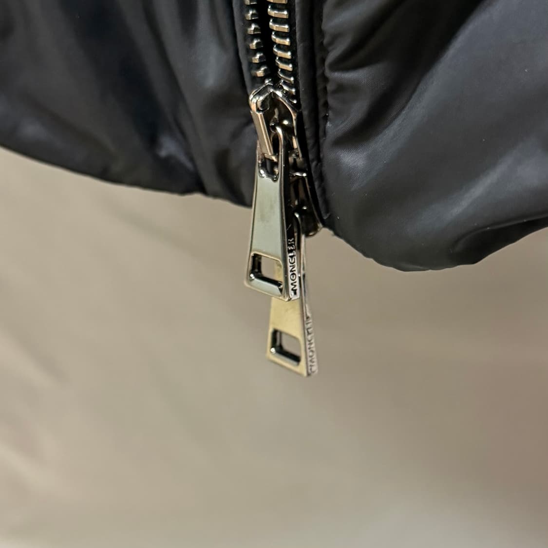 [S+급/0] 몽클레어 보에딕 여성패딩 블랙 폭스퍼 풀구성 상품이미지8