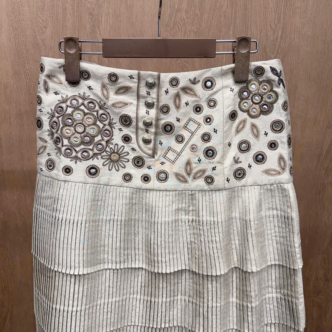 크리스찬 디올 미디 스커트 자수 아트워크 미러 장식 플리츠 디테일 베이지 상품이미지4