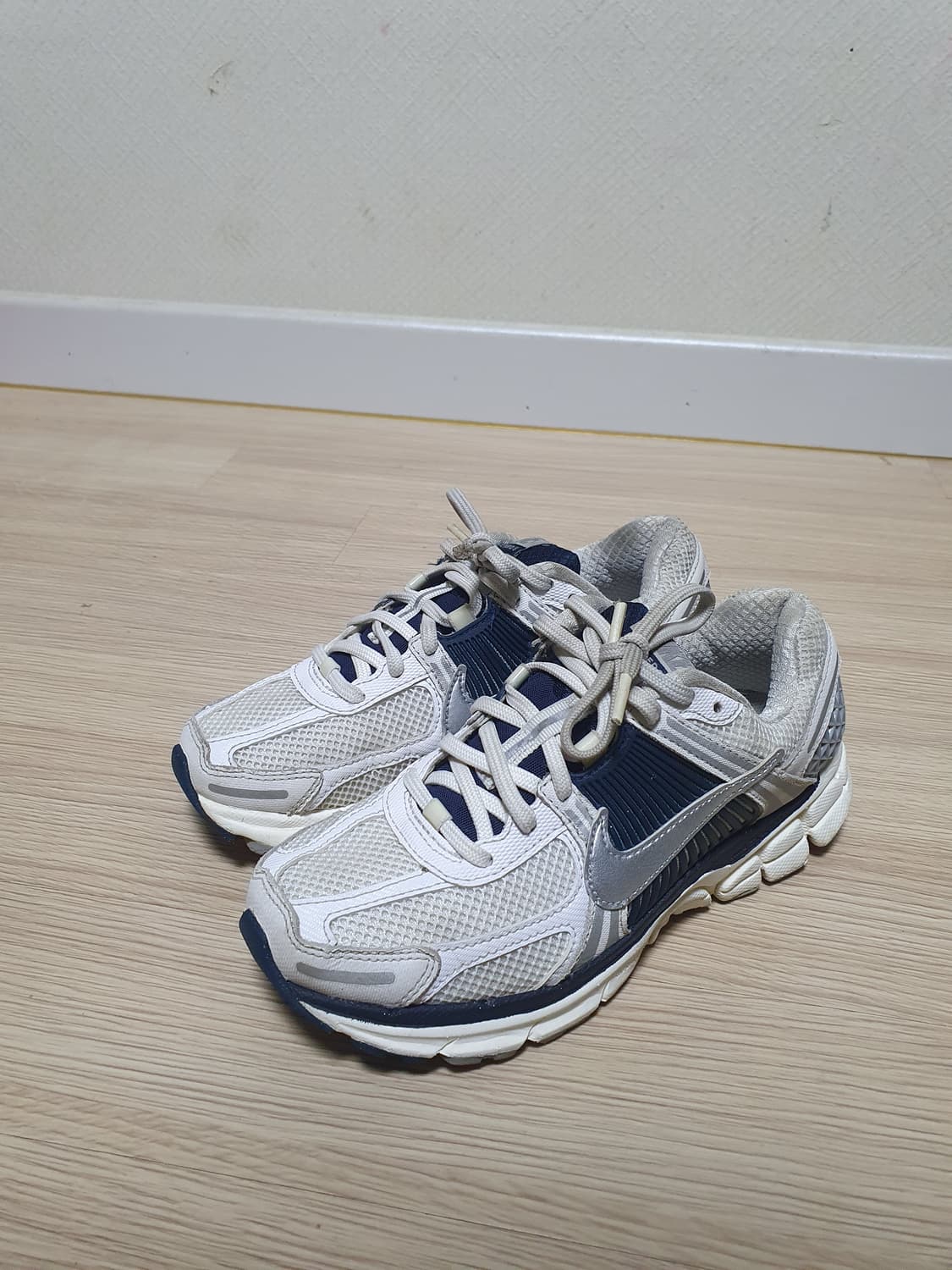 나이키 줌 보메로5 운동화 235 상품이미지4