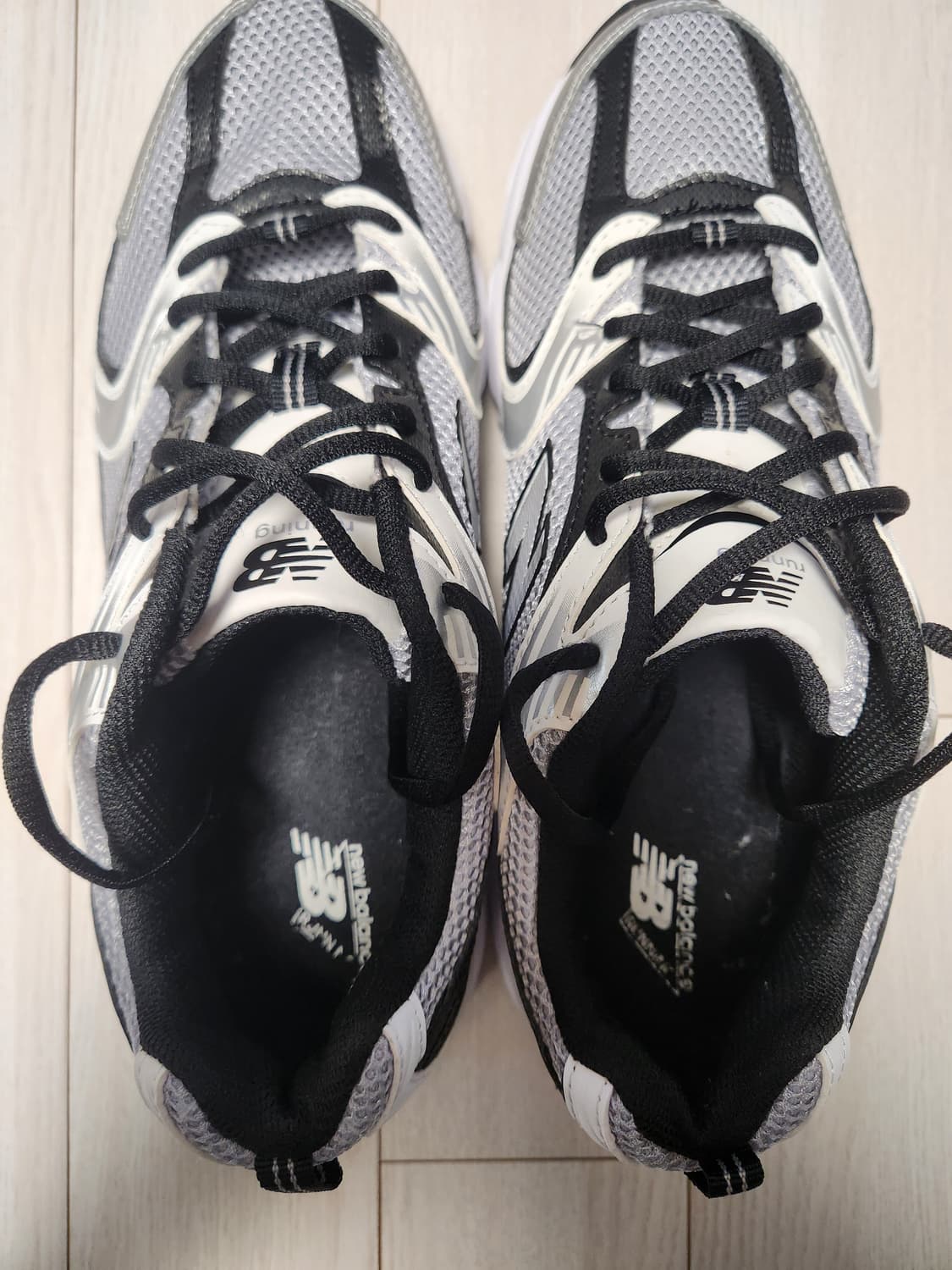 뉴발란스 530 메쉬 운동화 실버 블랙 사이즈275

새거느낌에 오염 하 상품이미지4