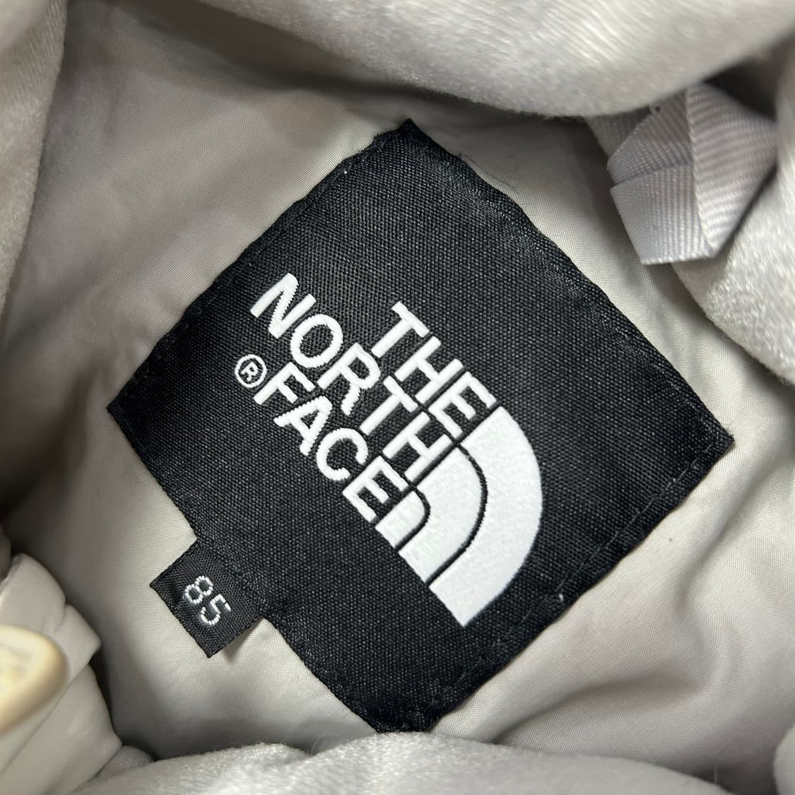 노스페이스 우먼스 화이트실버 눕시700 패딩(M) 상품이미지2