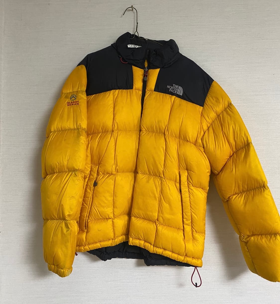 노스페이스 써밋 시리즈 눕시 다운 자켓 (옐로우/블랙) 상품이미지1